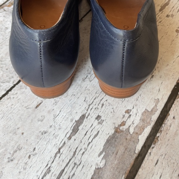 Bernardo Navy Loafer - Picture 4 of 10